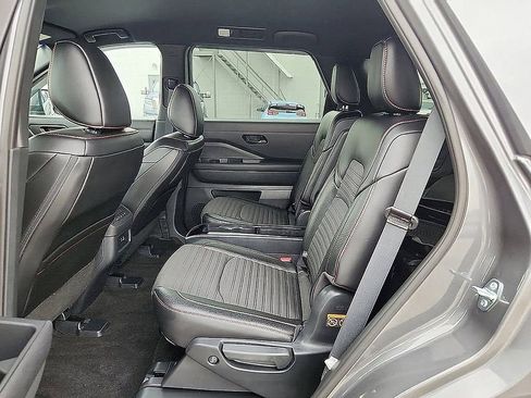 Used 2025 Nissan Pathfinder Rock Creek image 6