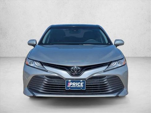 Used 2018 Toyota Camry XLE FWD image 2