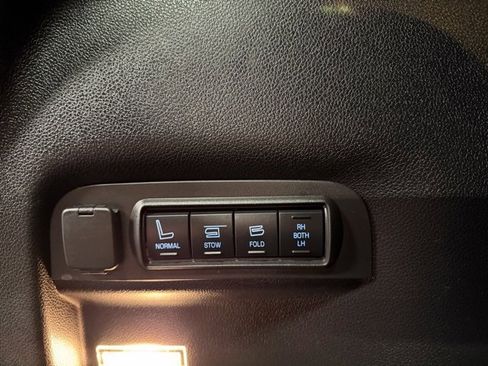Used 2018 Ford Explorer Limited image 25