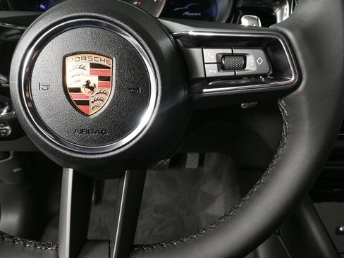 Certified 2025 Porsche Macan image 11