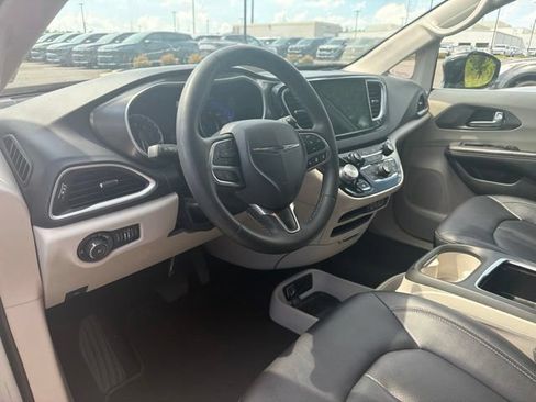 Used 2024 Chrysler Pacifica Touring-L FWD image 7