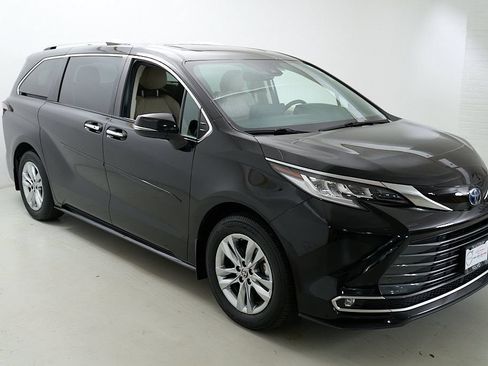 Used 2024 Toyota Sienna Limited AWD/4WD image 4