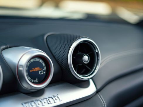 Used 2017 Ferrari California T RWD image 6