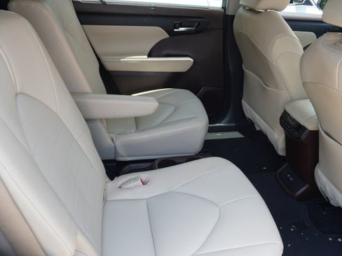 Used 2021 Toyota Highlander XLE AWD/4WD image 11