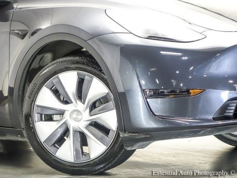 Used 2024 Tesla Model Y Long Range AWD/4WD image 3