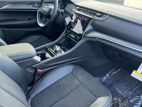 New 2025 Jeep Grand Cherokee Altitude image 14