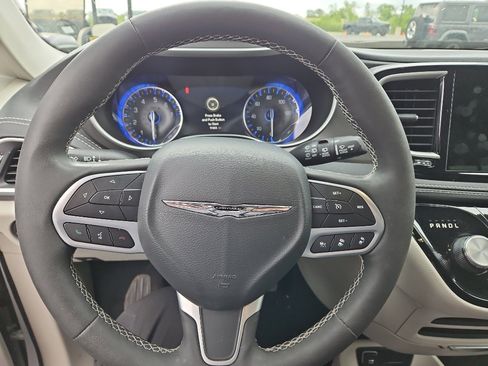 Used 2023 Chrysler Pacifica Touring-L FWD image 10