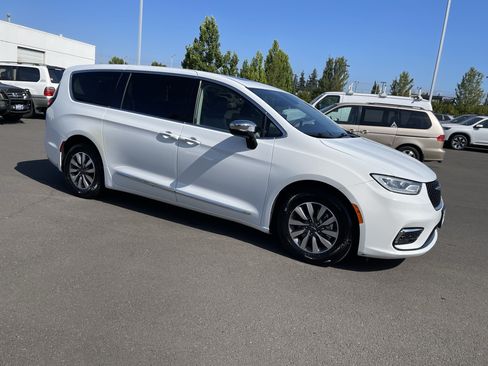 Used 2023 Chrysler Pacifica Limited FWD image 7