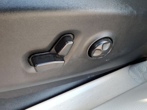 Used 2024 Chrysler Pacifica Touring-L FWD image 15