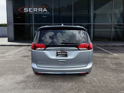 Used 2017 Chrysler Pacifica Touring-L FWD image 3