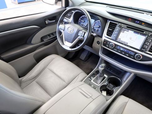 Used 2018 Toyota Highlander Limited Platinum FWD image 15