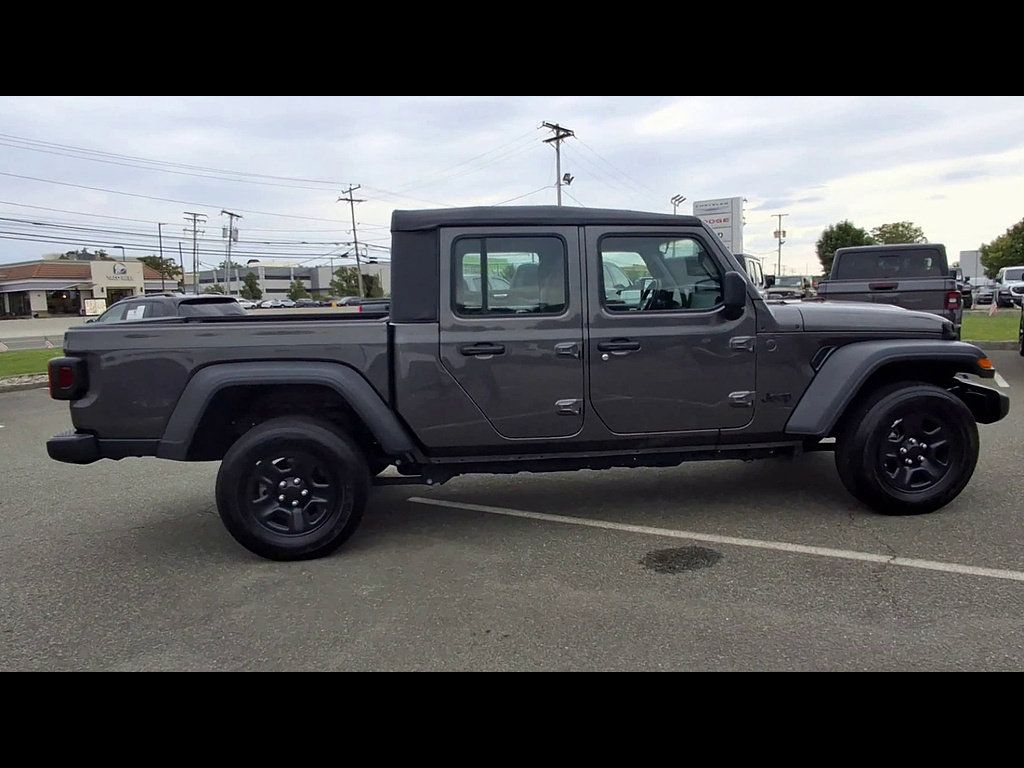 Used 2025 Jeep Gladiator Sport AWD/4WD image 9