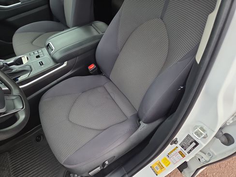 Used 2023 Toyota Highlander L FWD image 13