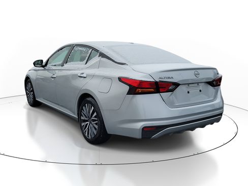 Used 2024 Nissan Altima 2.5 SV image 3