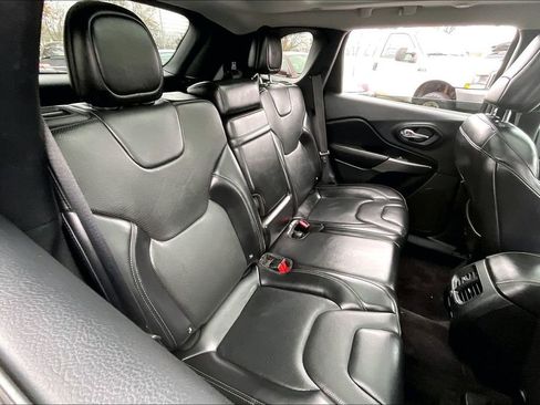 Used 2019 Jeep Cherokee Limited image 28