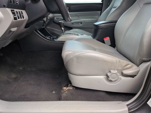 Used 2013 Toyota Tacoma 4x4 Double Cab w/ Limited Pkg image 10