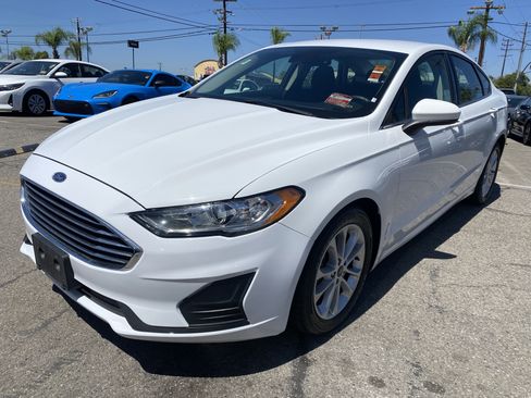 Used 2020 Ford Fusion SE FWD image 2