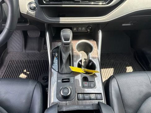 Used 2022 Toyota Highlander Platinum AWD/4WD image 21