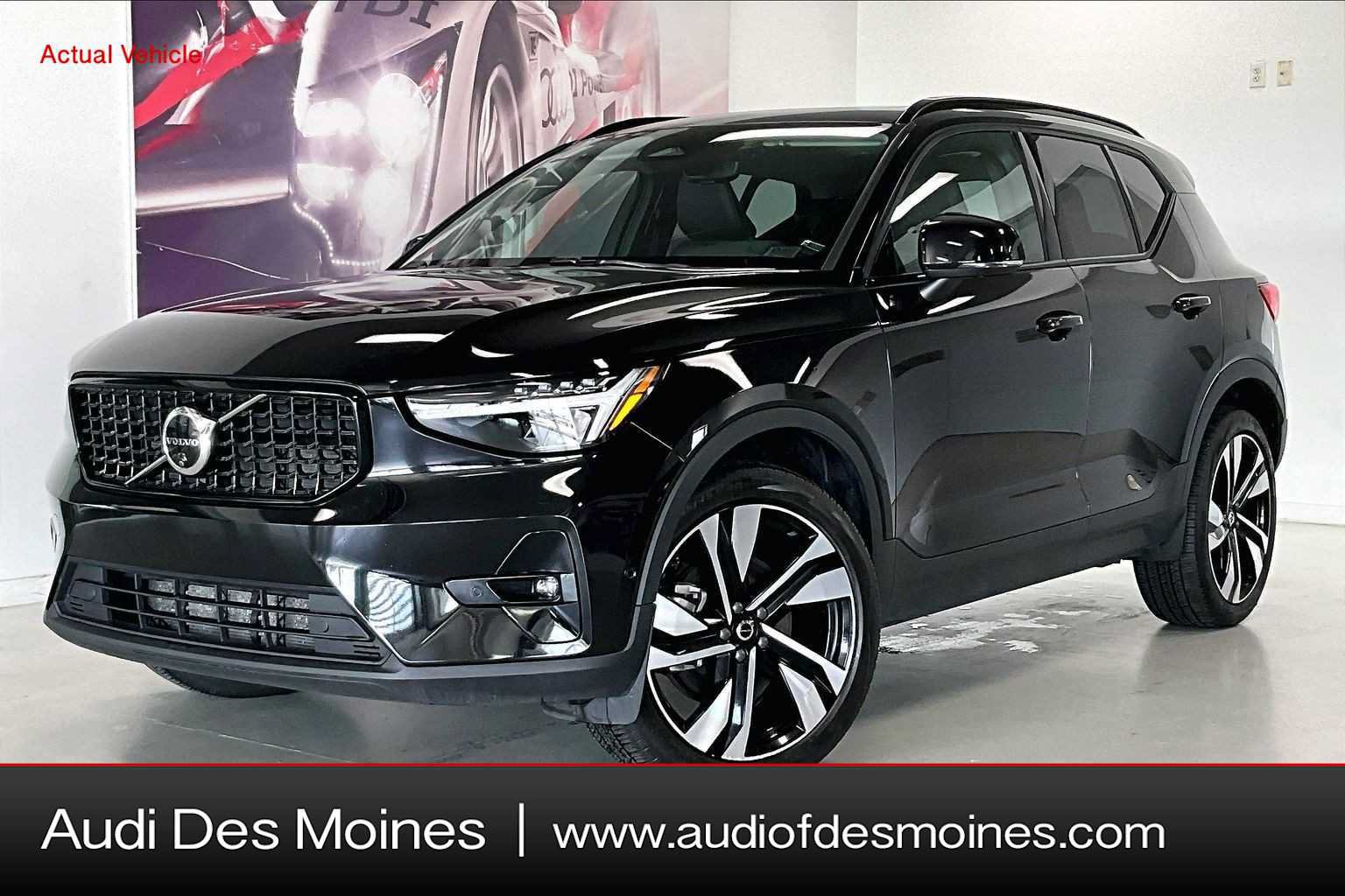 Used 2025 Volvo XC40 B5 Plus AWD/4WD image 1