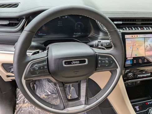 Certified 2024 Jeep Grand Cherokee Limited w/ Black Appearance Package image 17