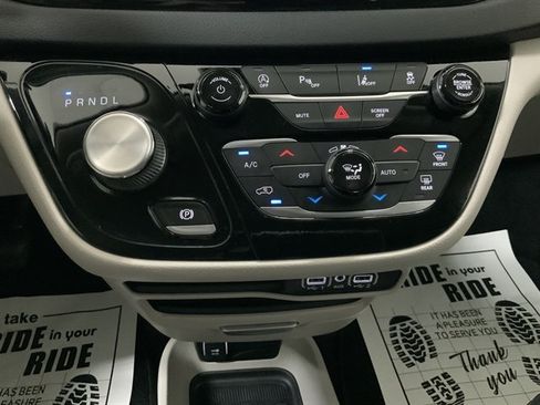 Used 2024 Chrysler Pacifica Touring-L FWD image 36
