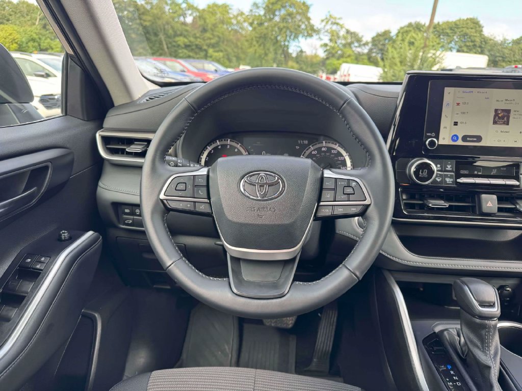 Used 2025 Toyota Highlander LE AWD/4WD image 21