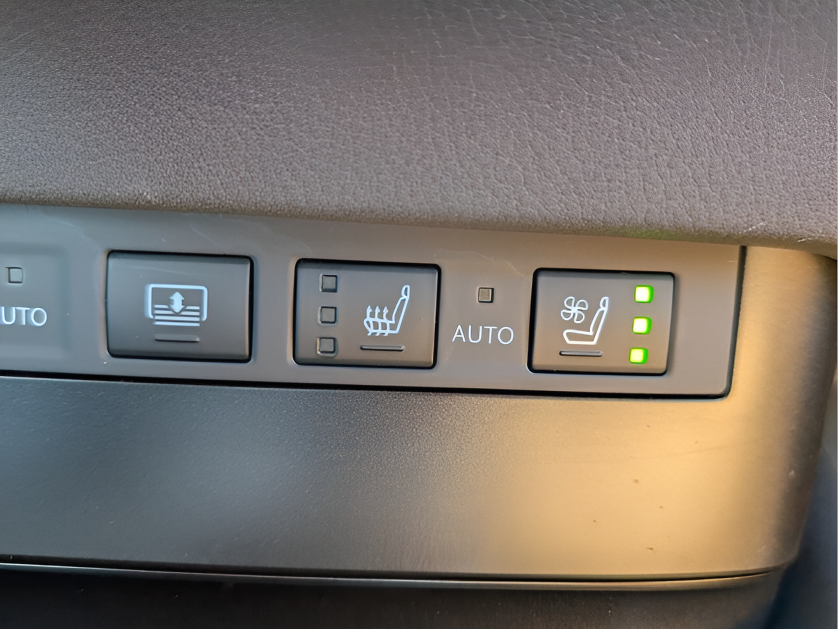 Certified 2025 Lexus ES 300h Ultra Luxury w/ Accessory Package (Z2) FWD image 21
