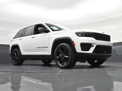 Used 2024 Jeep Grand Cherokee Altitude AWD/4WD image 31