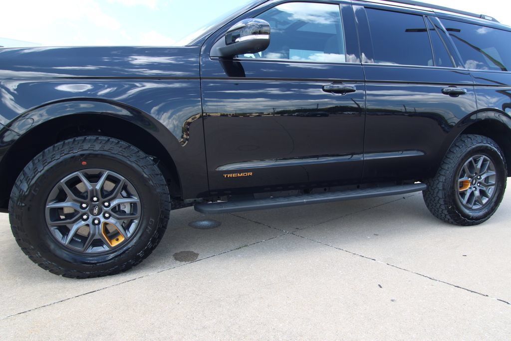 Used 2025 Ford Expedition Tremor AWD/4WD image 12