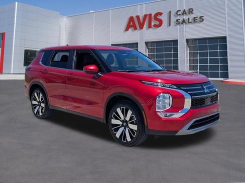 Used 2025 Mitsubishi Outlander SE FWD image 3