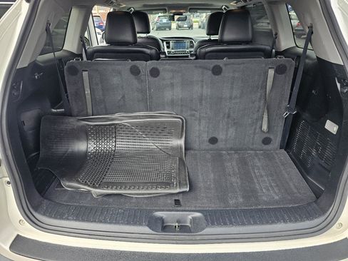 Used 2017 Toyota Highlander SE image 48