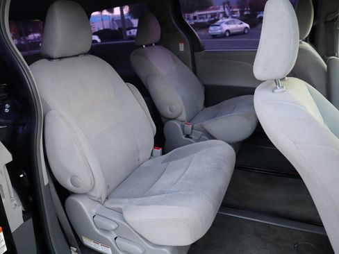Used 2015 Toyota Sienna L image 33