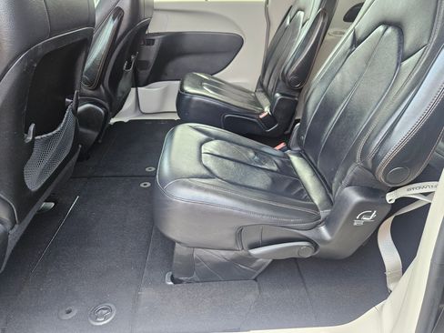Used 2017 Chrysler Pacifica Touring-L FWD image 22
