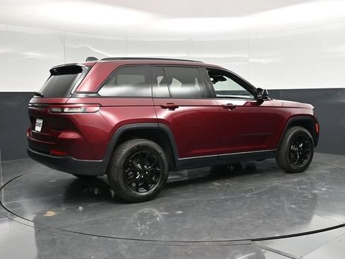 Used 2025 Jeep Grand Cherokee Altitude AWD/4WD image 4