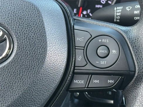 Used 2021 Toyota RAV4 LE image 12