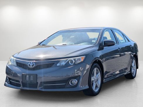 Used 2013 Toyota Camry SE image 1