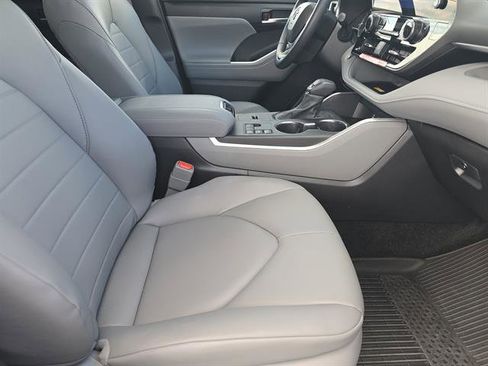 Certified 2025 Toyota Highlander XLE image 15