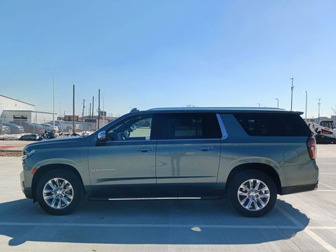 Used 2023 Chevrolet Suburban Premier image 7