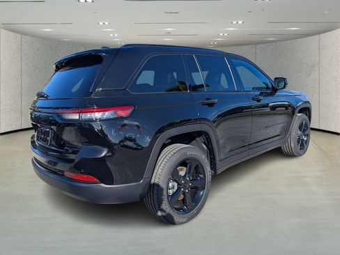 New 2025 Jeep Grand Cherokee Altitude image 4