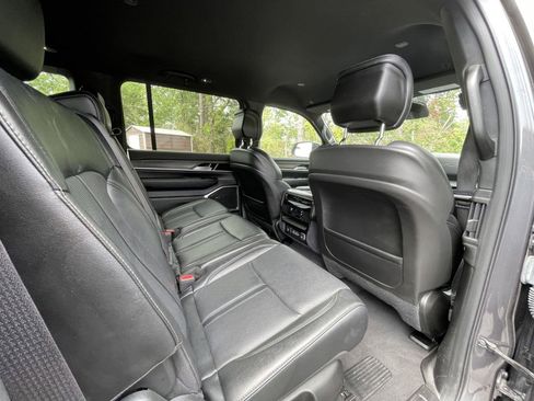 Used 2024 Jeep Wagoneer L Series II w/ Flexible Seating Group RWD image 47