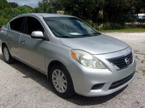 Used 2013 Nissan Versa SV image 1