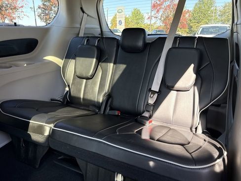 Used 2024 Chrysler Pacifica Limited image 15