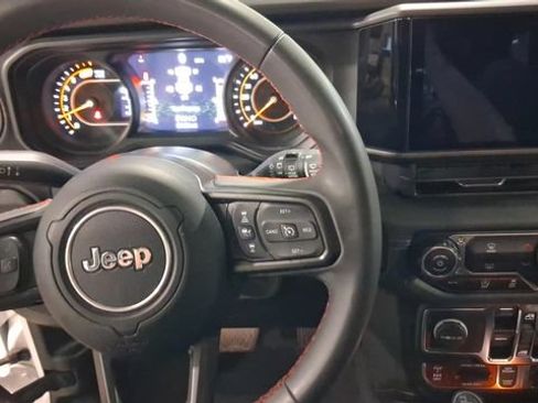 Used 2024 Jeep Wrangler Unlimited Rubicon AWD/4WD image 10