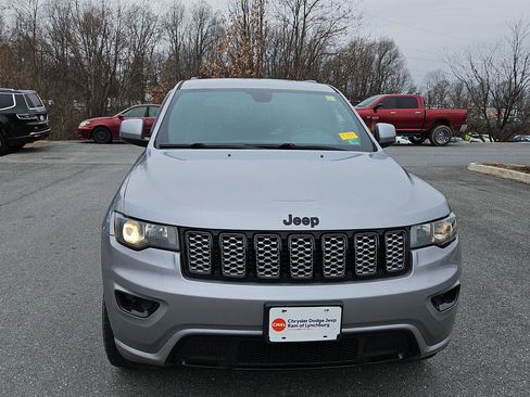 Used 2017 Jeep Grand Cherokee Altitude image 2