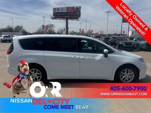 Used 2023 Chrysler Pacifica Touring-L FWD image 6