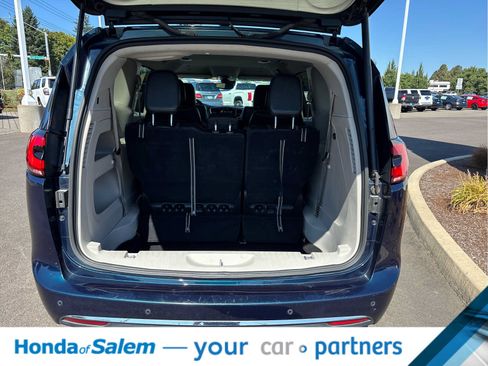 Used 2024 Chrysler Pacifica Touring-L FWD image 19