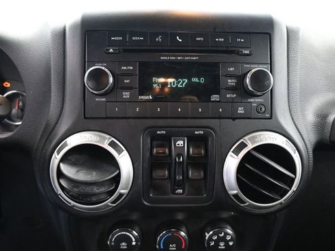 Used 2017 Jeep Wrangler Unlimited Rubicon w/ Connectivity Group image 24