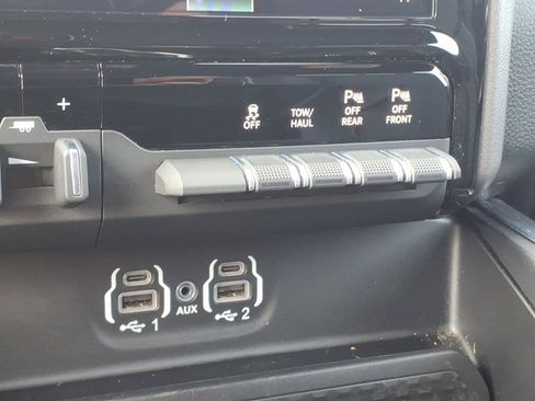 Used 2023 RAM 1500 Laramie AWD/4WD image 18