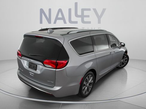 Used 2018 Chrysler Pacifica Limited FWD image 4