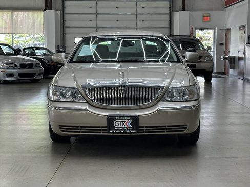 Used 2004 Lincoln Town Car Executive image 6